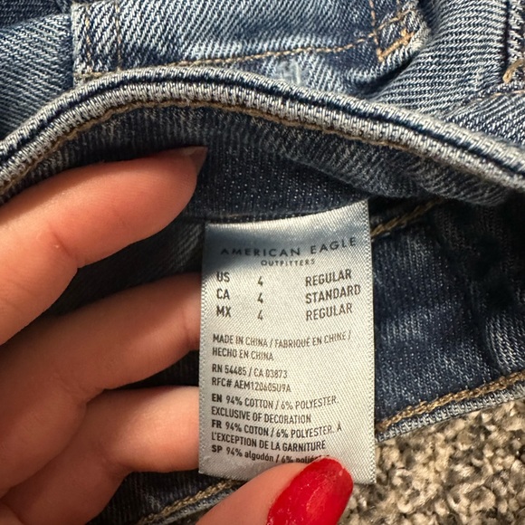 American Eagle High-waisted blue mom jean! - Picture 3 of 4